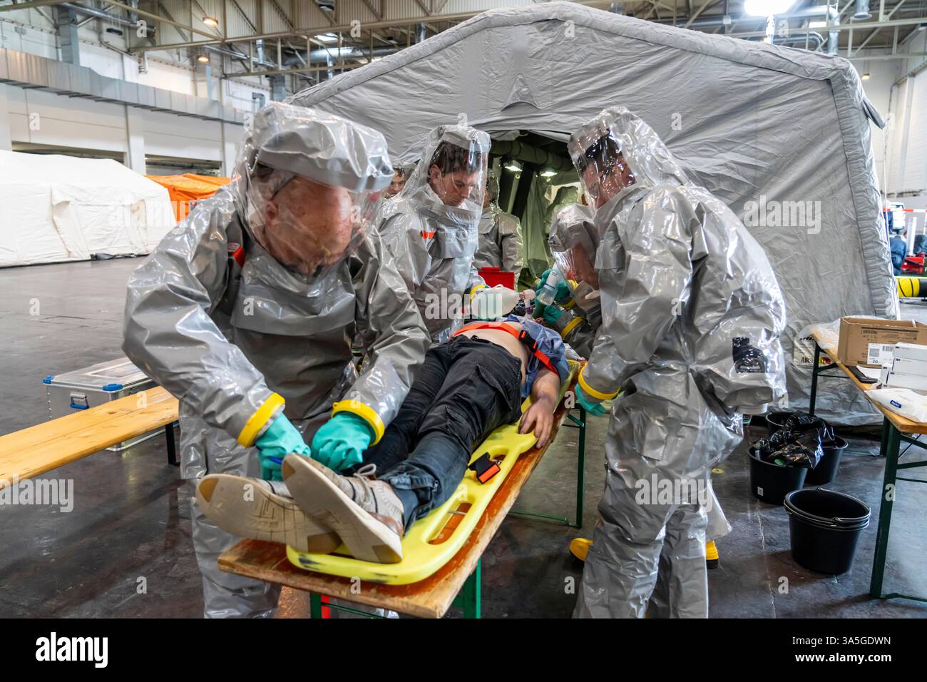 Décontamination des blessés après un accident simulé avec des substances dangereuses. Les sapeurs-pompiers et les organisations d'aide s'exercent à la mise en place et à l'opération Banque D'Images