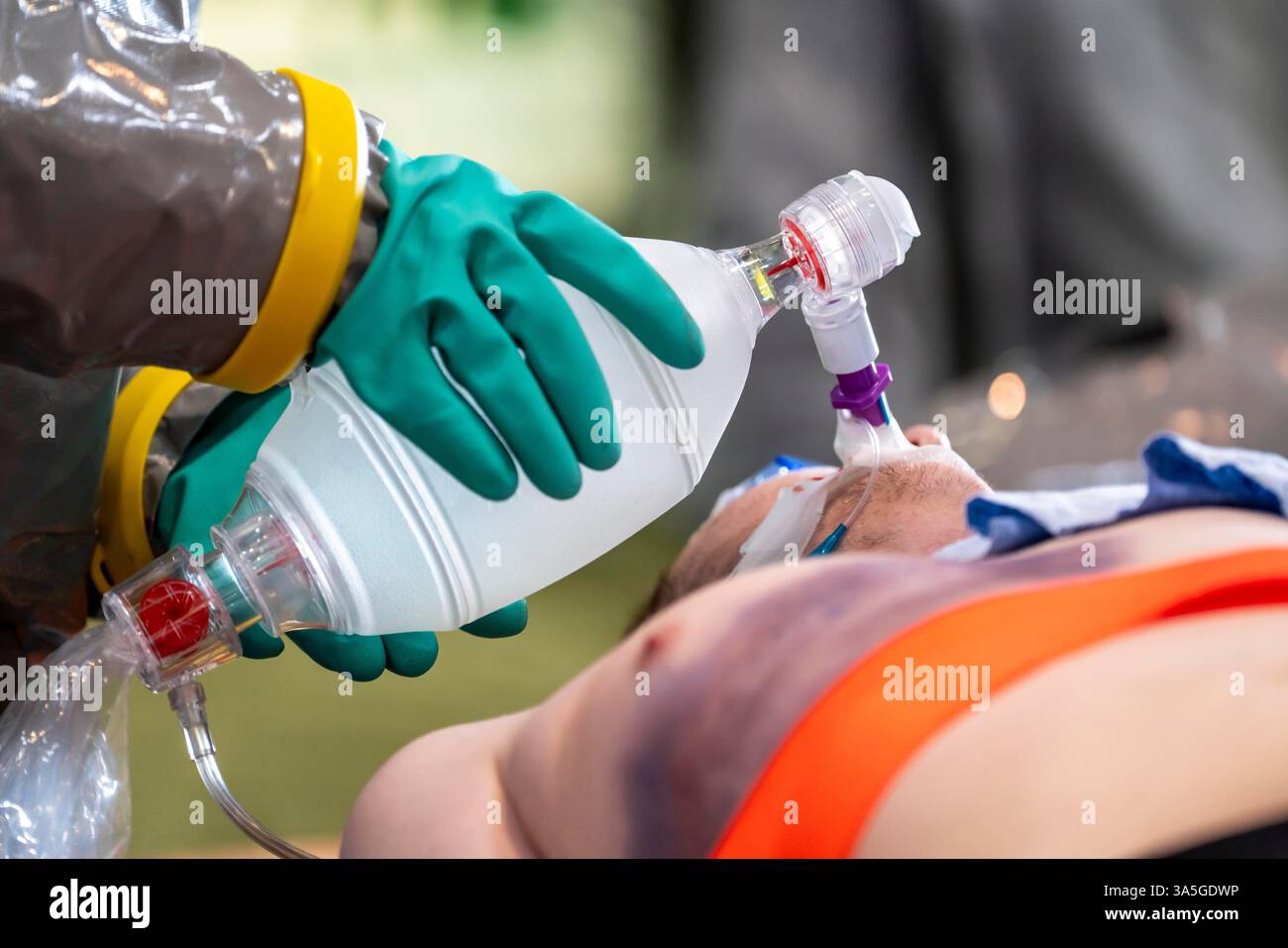 Décontamination des blessés après un accident simulé avec des substances dangereuses. Les sapeurs-pompiers et les organisations d'aide s'exercent à la mise en place et à l'opération Banque D'Images