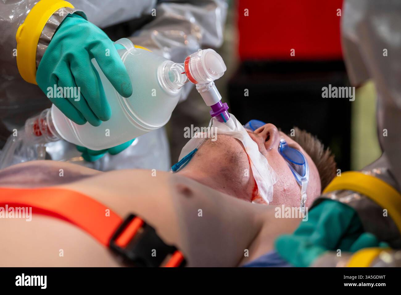 Décontamination des blessés après un accident simulé avec des substances dangereuses. Les sapeurs-pompiers et les organisations d'aide s'exercent à la mise en place et à l'opération Banque D'Images