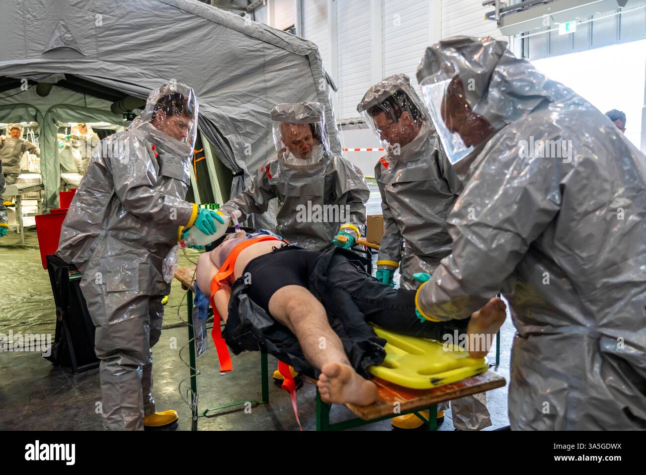 Décontamination des blessés après un accident simulé avec des substances dangereuses. Les sapeurs-pompiers et les organisations d'aide s'exercent à la mise en place et à l'opération Banque D'Images