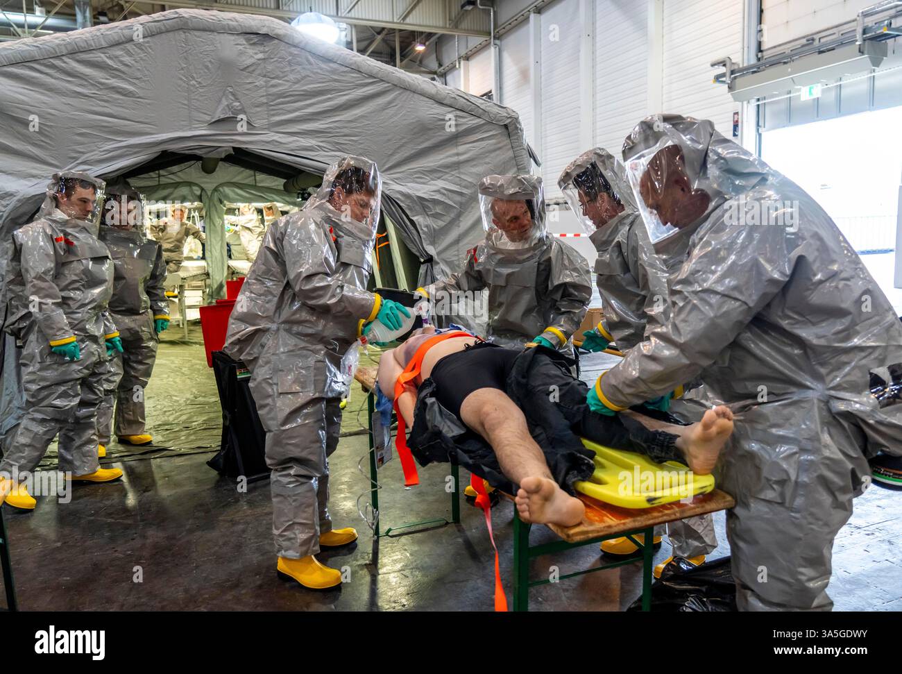 Décontamination des blessés après un accident simulé avec des substances dangereuses. Les sapeurs-pompiers et les organisations d'aide s'exercent à la mise en place et à l'opération Banque D'Images