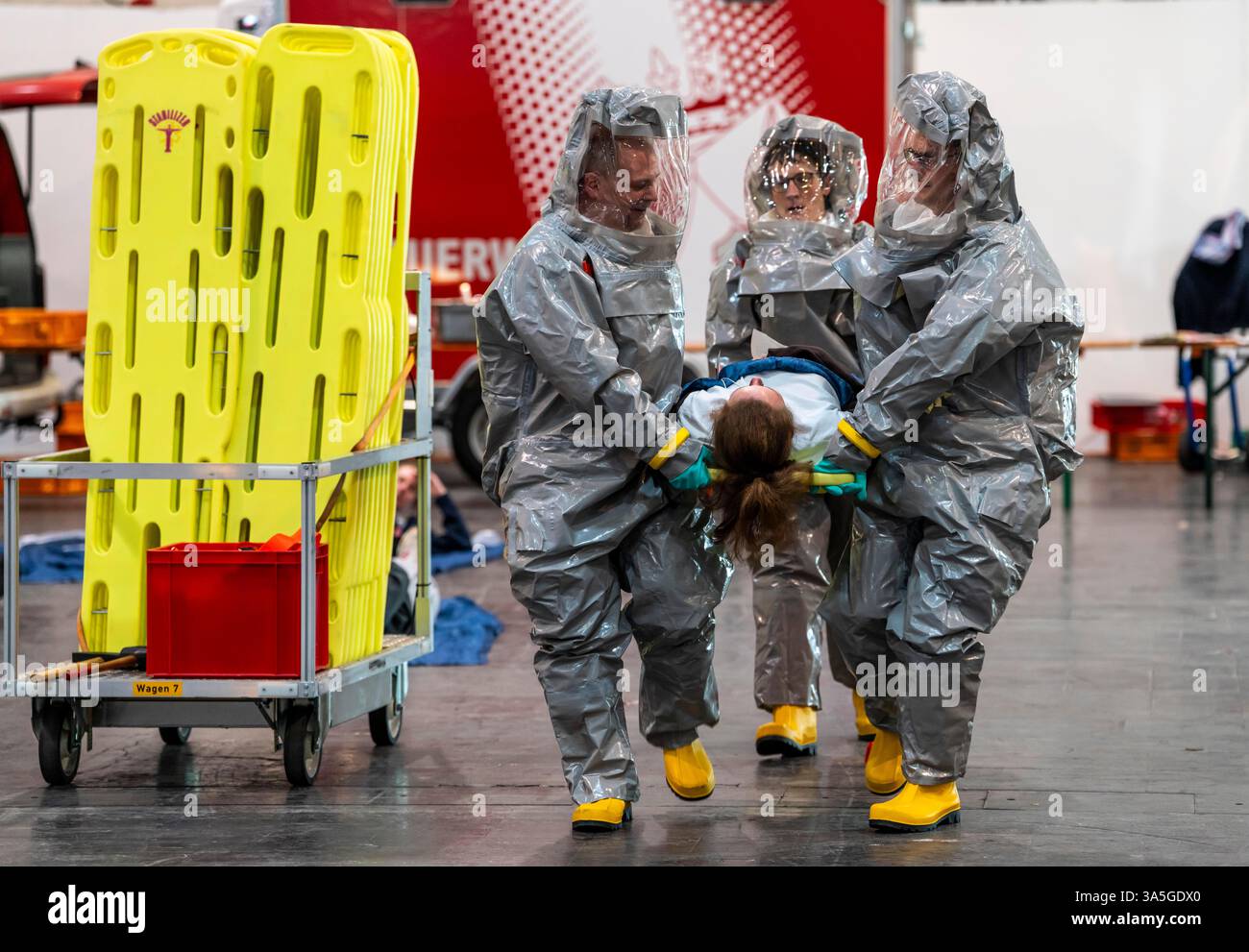Décontamination des blessés après un accident simulé avec des substances dangereuses. Les sapeurs-pompiers et les organisations d'aide s'exercent à la mise en place et à l'opération Banque D'Images