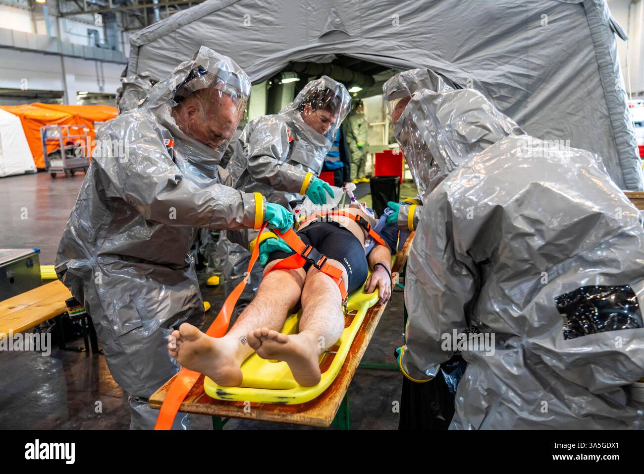 Décontamination des blessés après un accident simulé avec des substances dangereuses. Les sapeurs-pompiers et les organisations d'aide s'exercent à la mise en place et à l'opération Banque D'Images