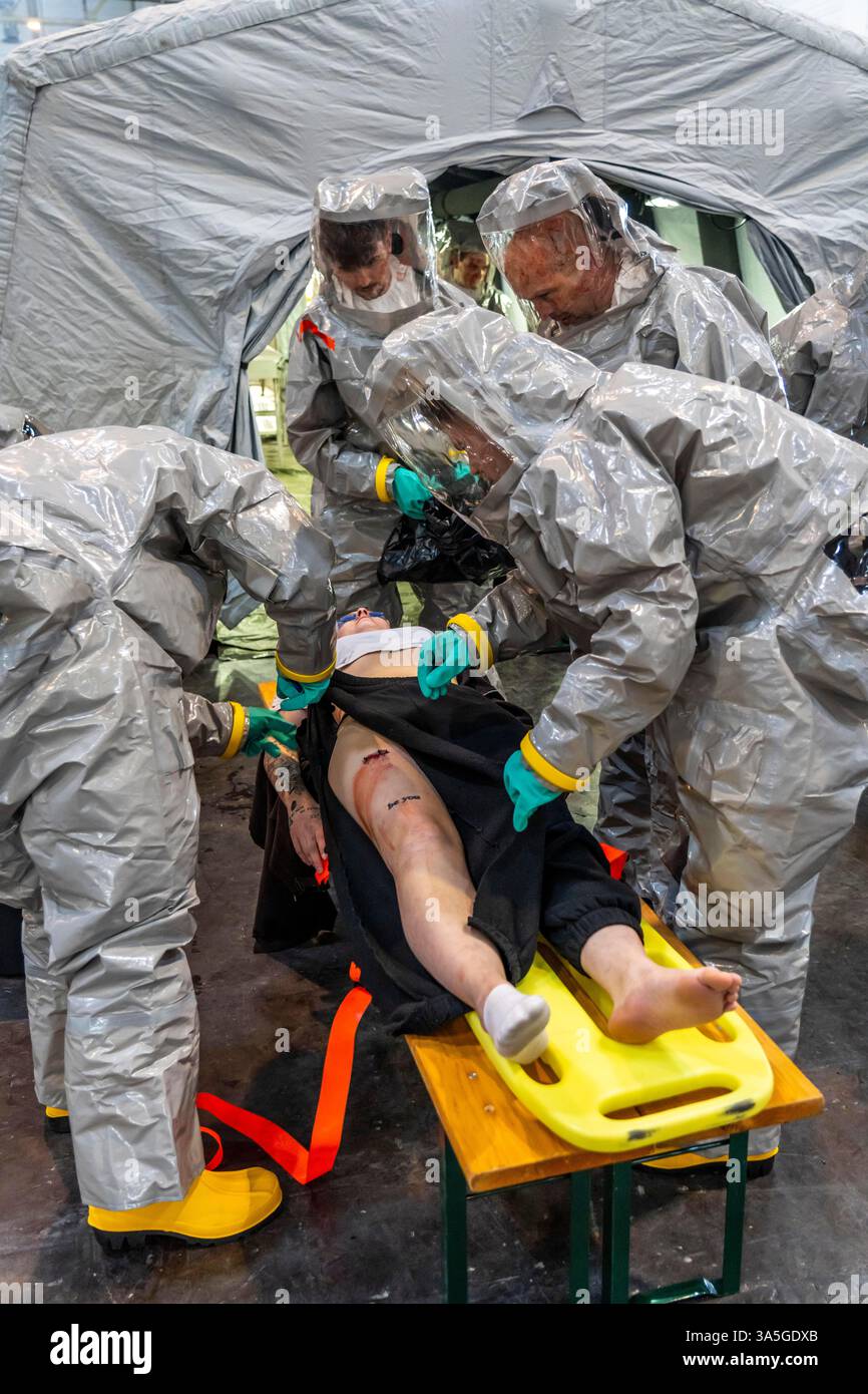 Décontamination des blessés après un accident simulé avec des substances dangereuses. Les sapeurs-pompiers et les organisations d'aide s'exercent à la mise en place et à l'opération Banque D'Images