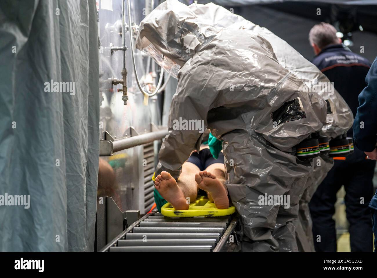 Décontamination des blessés après un accident simulé avec des substances dangereuses. Les sapeurs-pompiers et les organisations d'aide s'exercent à la mise en place et à l'opération Banque D'Images