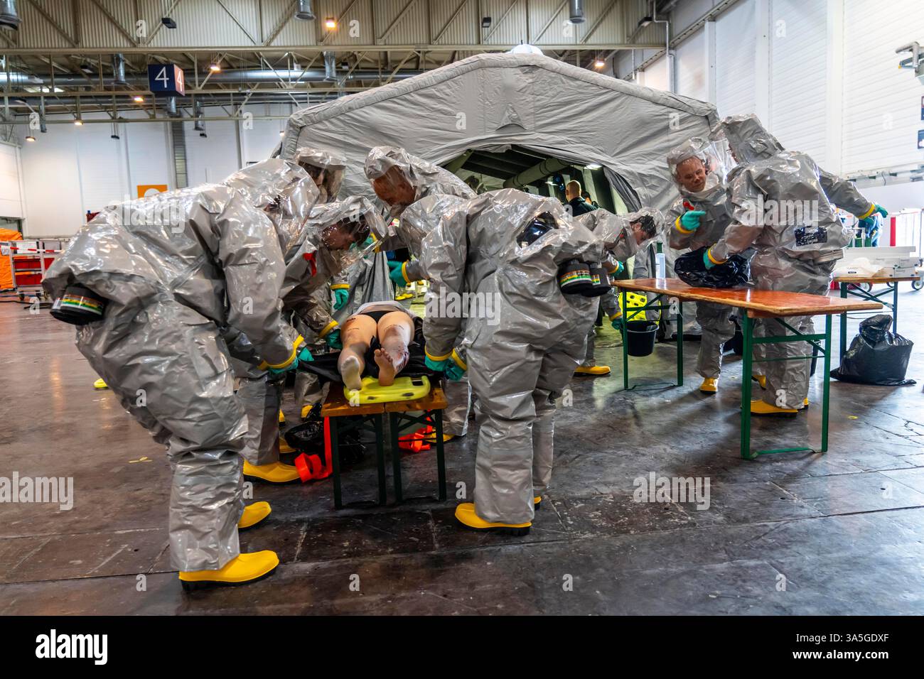 Décontamination des blessés après un accident simulé avec des substances dangereuses. Les sapeurs-pompiers et les organisations d'aide s'exercent à la mise en place et à l'opération Banque D'Images