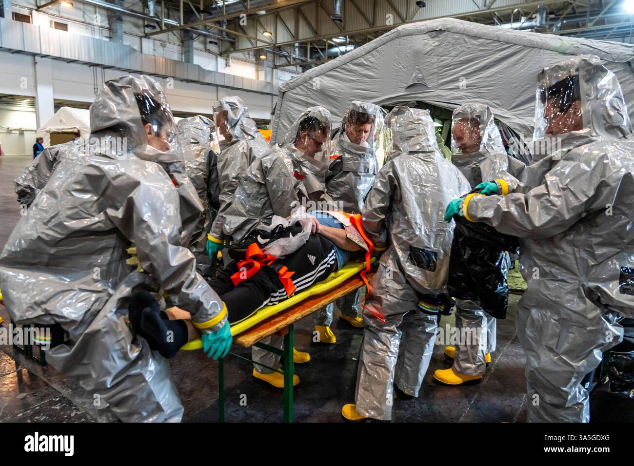 Décontamination des blessés après un accident simulé avec des substances dangereuses. Les sapeurs-pompiers et les organisations d'aide s'exercent à la mise en place et à l'opération Banque D'Images