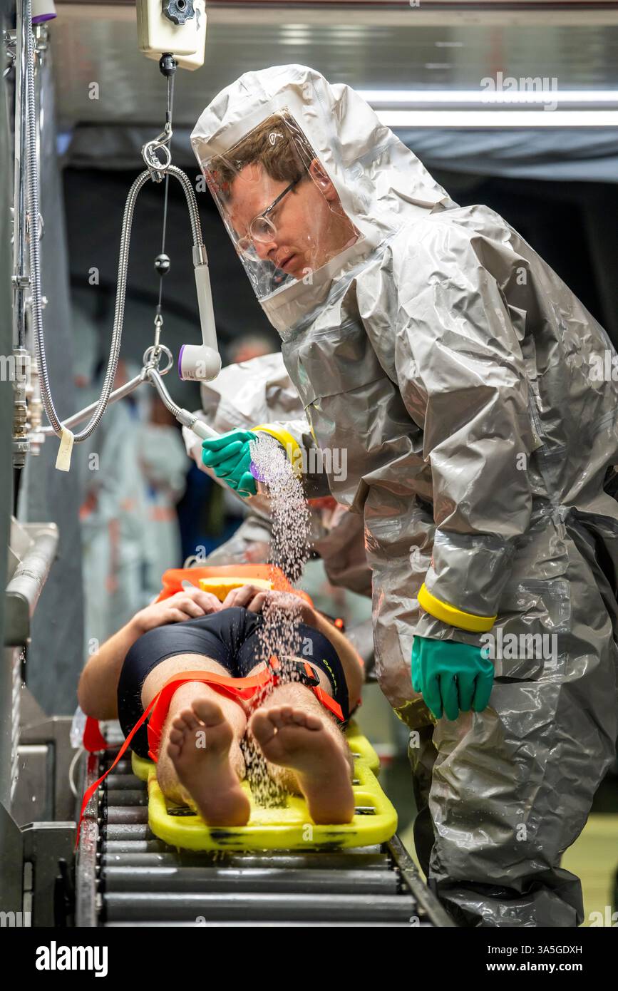 Décontamination des blessés après un accident simulé avec des substances dangereuses. Les sapeurs-pompiers et les organisations d'aide s'exercent à la mise en place et à l'opération Banque D'Images