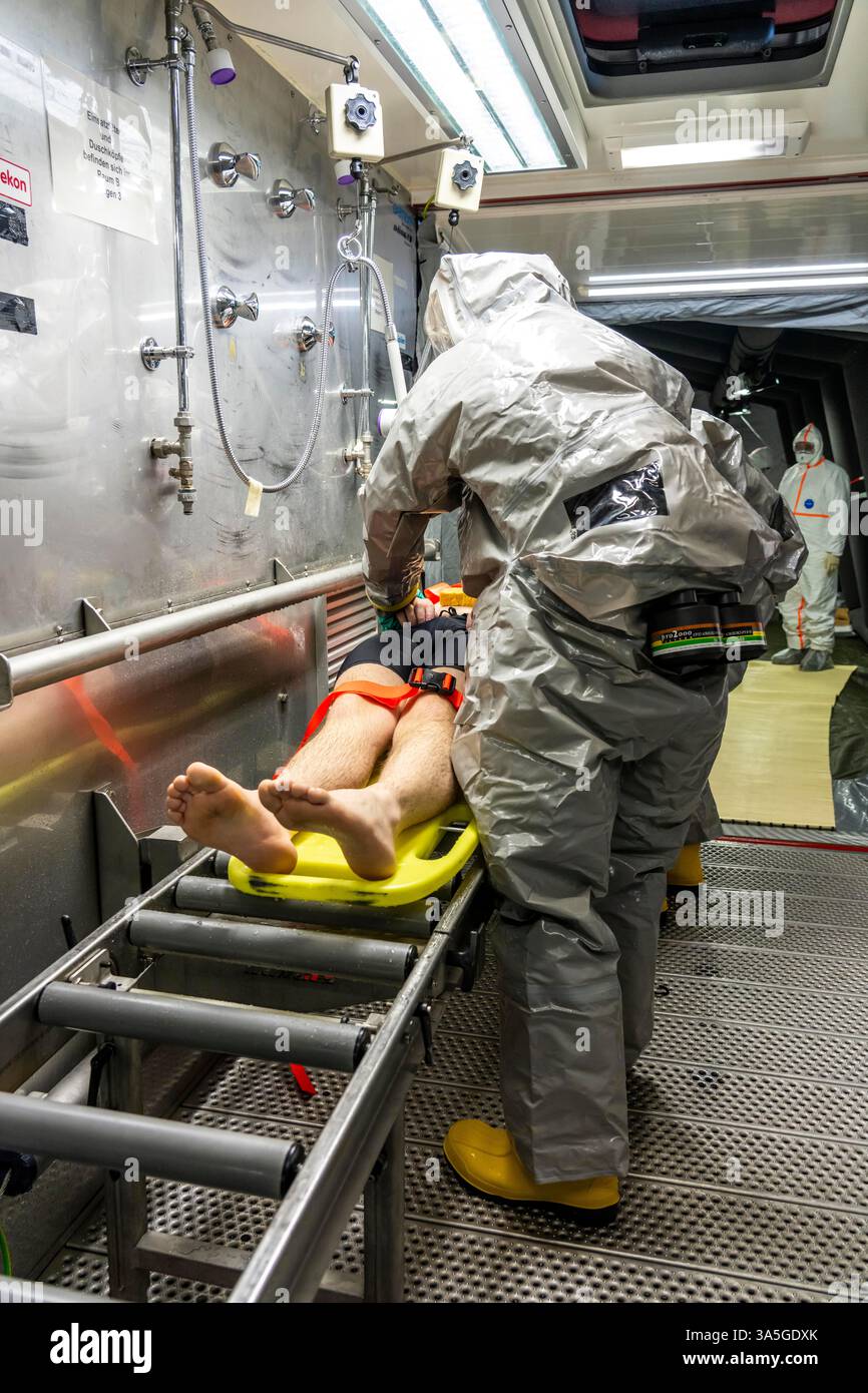 Décontamination des blessés après un accident simulé avec des substances dangereuses. Les sapeurs-pompiers et les organisations d'aide s'exercent à la mise en place et à l'opération Banque D'Images
