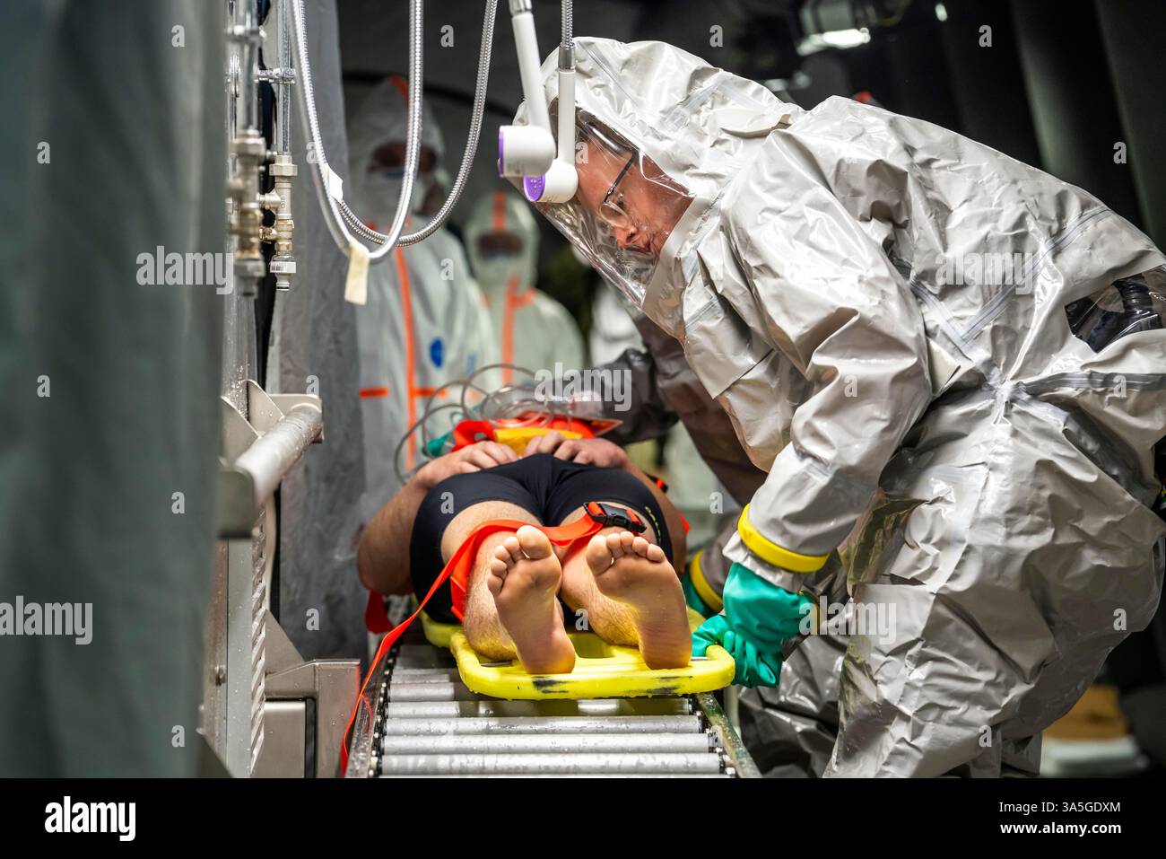 Décontamination des blessés après un accident simulé avec des substances dangereuses. Les sapeurs-pompiers et les organisations d'aide s'exercent à la mise en place et à l'opération Banque D'Images
