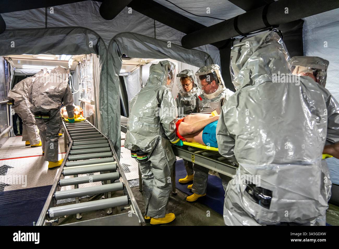 Décontamination des blessés après un accident simulé avec des substances dangereuses. Les sapeurs-pompiers et les organisations d'aide s'exercent à la mise en place et à l'opération Banque D'Images
