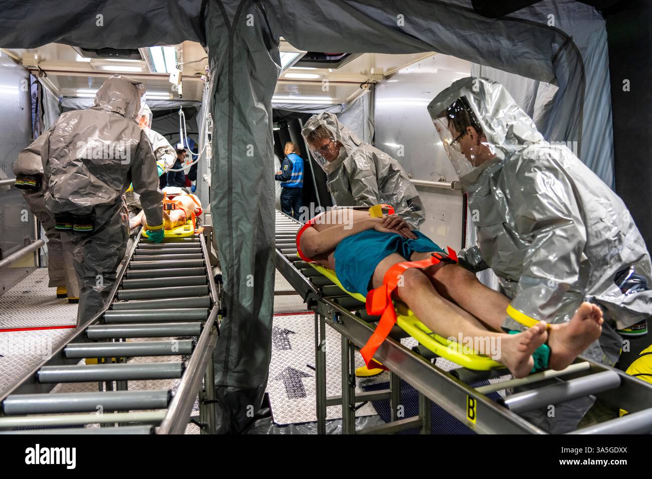 Décontamination des blessés après un accident simulé avec des substances dangereuses. Les sapeurs-pompiers et les organisations d'aide s'exercent à la mise en place et à l'opération Banque D'Images
