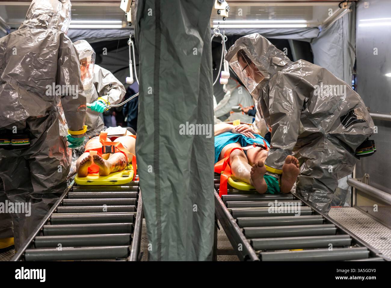 Décontamination des blessés après un accident simulé avec des substances dangereuses. Les sapeurs-pompiers et les organisations d'aide s'exercent à la mise en place et à l'opération Banque D'Images