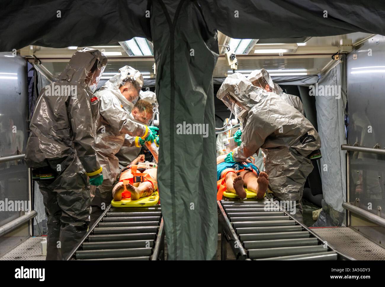 Décontamination des blessés après un accident simulé avec des substances dangereuses. Les sapeurs-pompiers et les organisations d'aide s'exercent à la mise en place et à l'opération Banque D'Images