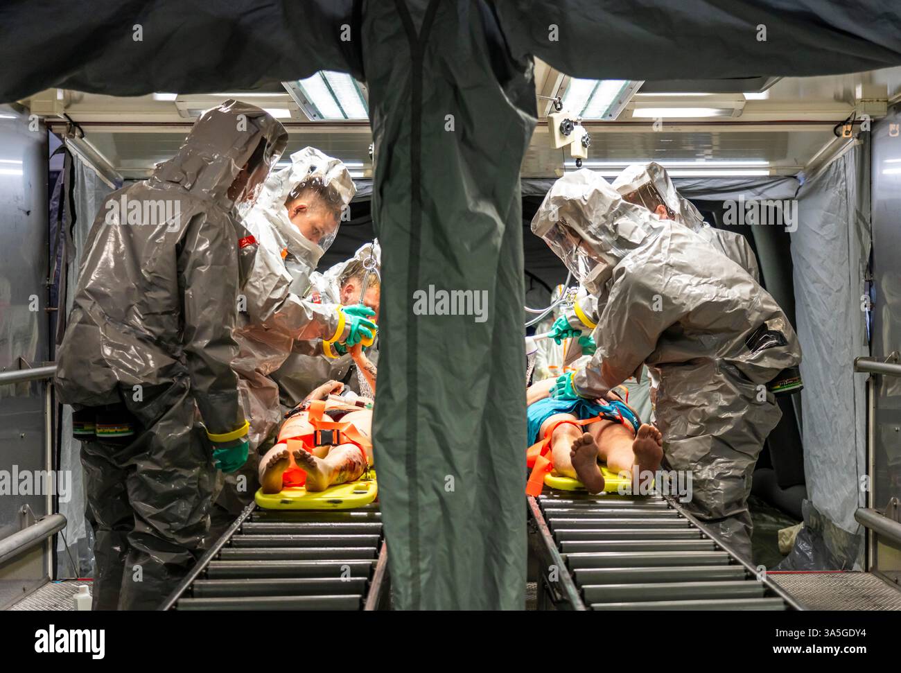 Décontamination des blessés après un accident simulé avec des substances dangereuses. Les sapeurs-pompiers et les organisations d'aide s'exercent à la mise en place et à l'opération Banque D'Images