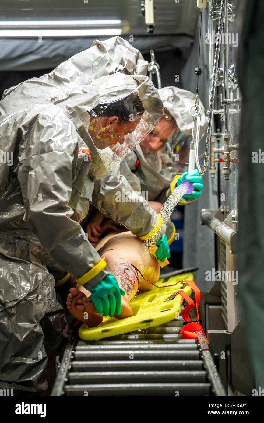 Décontamination des blessés après un accident simulé avec des substances dangereuses. Les sapeurs-pompiers et les organisations d'aide s'exercent à la mise en place et à l'opération Banque D'Images