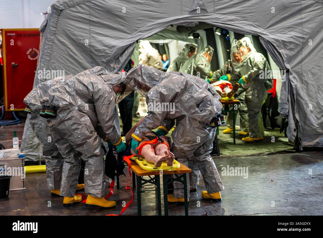 Décontamination des blessés après un accident simulé avec des substances dangereuses. Les sapeurs-pompiers et les organisations d'aide s'exercent à la mise en place et à l'opération Banque D'Images