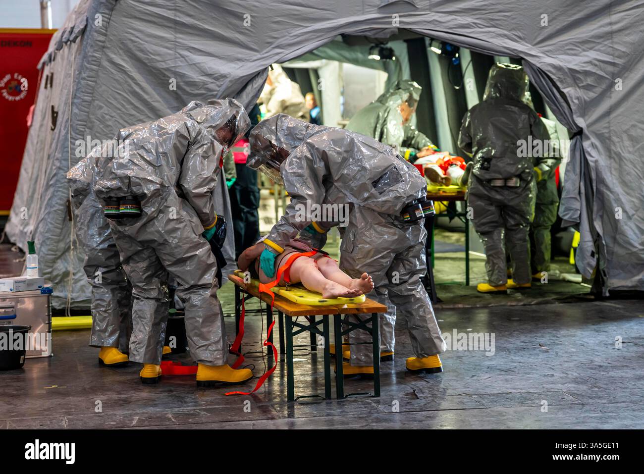 Décontamination des blessés après un accident simulé avec des substances dangereuses. Les sapeurs-pompiers et les organisations d'aide s'exercent à la mise en place et à l'opération Banque D'Images