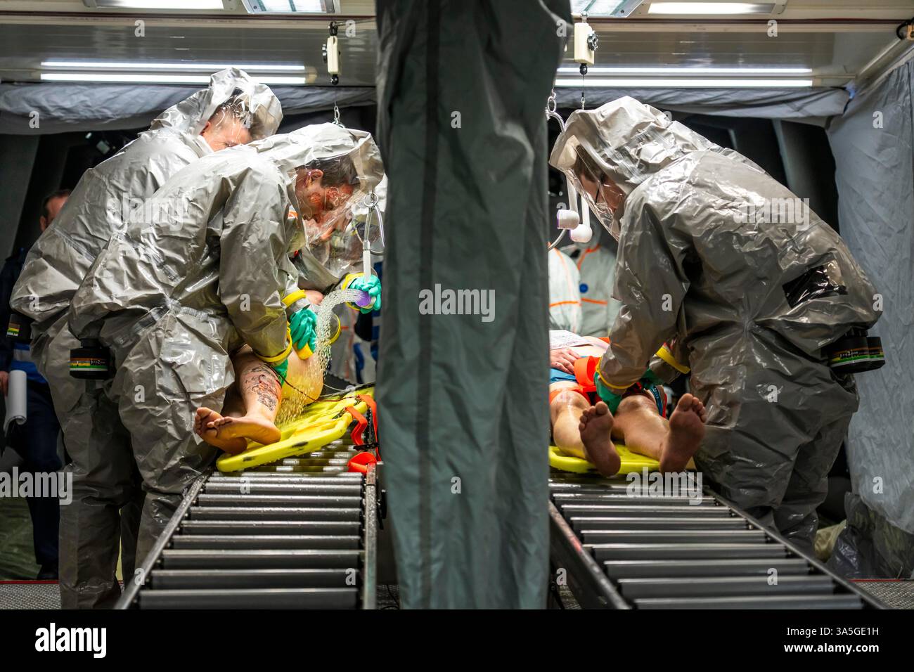 Décontamination des blessés après un accident simulé avec des substances dangereuses. Les sapeurs-pompiers et les organisations d'aide s'exercent à la mise en place et à l'opération Banque D'Images