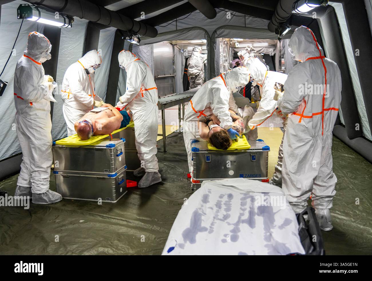 Décontamination des blessés après un accident simulé avec des substances dangereuses. Les sapeurs-pompiers et les organisations d'aide s'exercent à la mise en place et à l'opération Banque D'Images