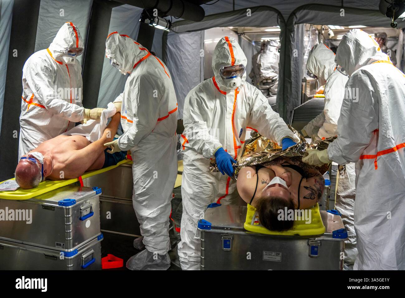 Décontamination des blessés après un accident simulé avec des substances dangereuses. Les sapeurs-pompiers et les organisations d'aide s'exercent à la mise en place et à l'opération Banque D'Images