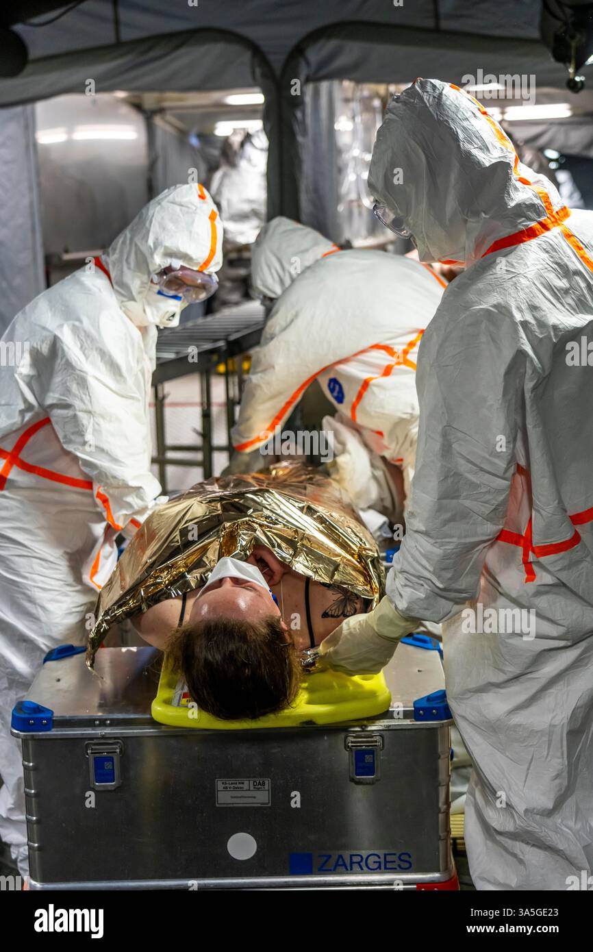 Décontamination des blessés après un accident simulé avec des substances dangereuses. Les sapeurs-pompiers et les organisations d'aide s'exercent à la mise en place et à l'opération Banque D'Images
