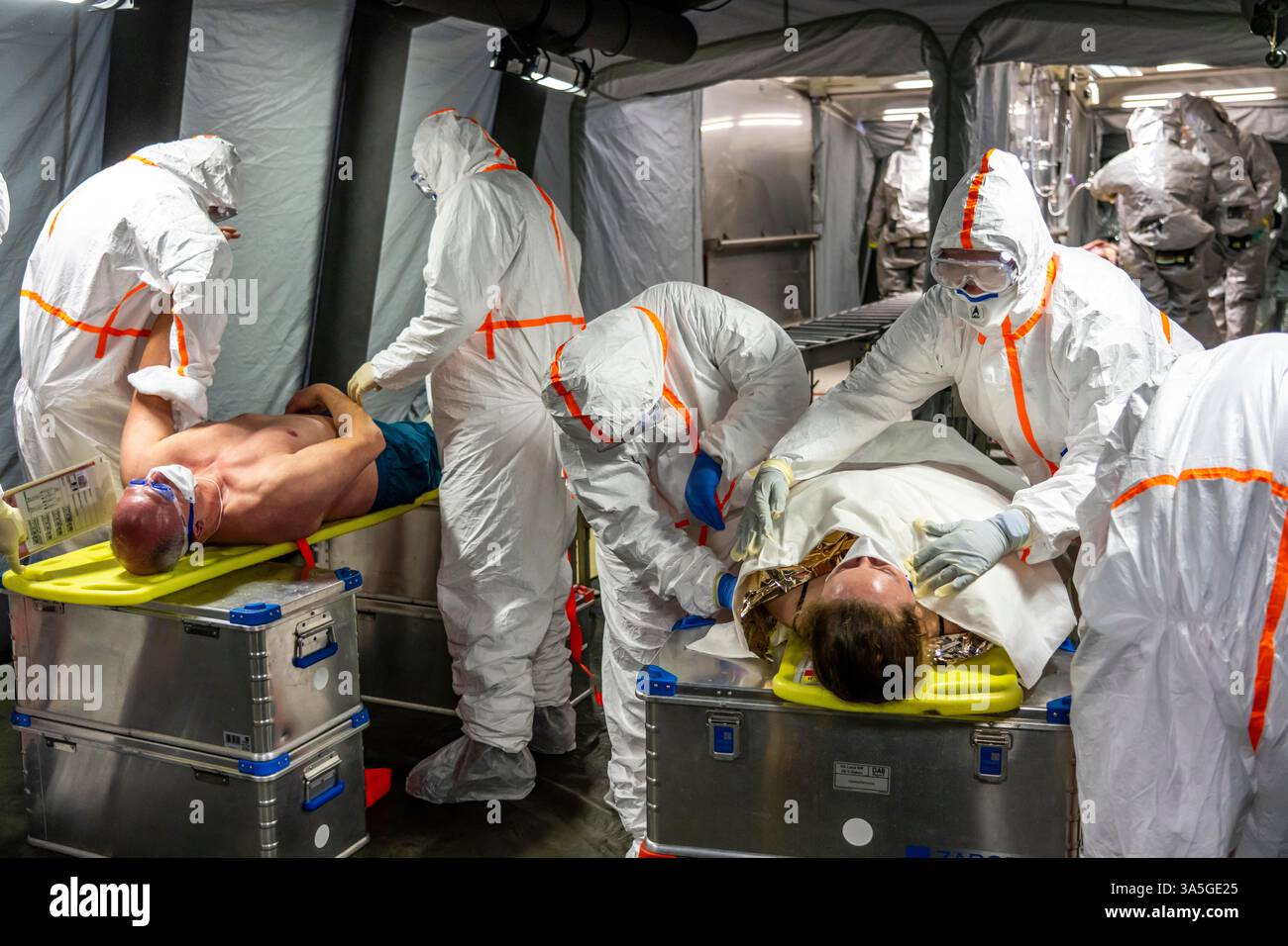 Décontamination des blessés après un accident simulé avec des substances dangereuses. Les sapeurs-pompiers et les organisations d'aide s'exercent à la mise en place et à l'opération Banque D'Images