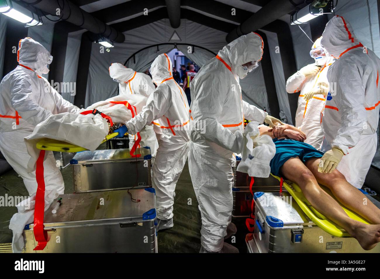 Décontamination des blessés après un accident simulé avec des substances dangereuses. Les sapeurs-pompiers et les organisations d'aide s'exercent à la mise en place et à l'opération Banque D'Images