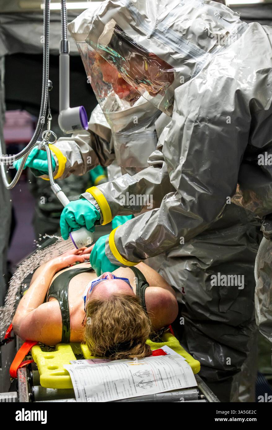 Décontamination des blessés après un accident simulé avec des substances dangereuses. Les sapeurs-pompiers et les organisations d'aide s'exercent à la mise en place et à l'opération Banque D'Images