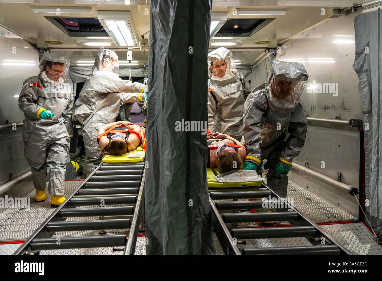 Décontamination des blessés après un accident simulé avec des substances dangereuses. Les sapeurs-pompiers et les organisations d'aide s'exercent à la mise en place et à l'opération Banque D'Images
