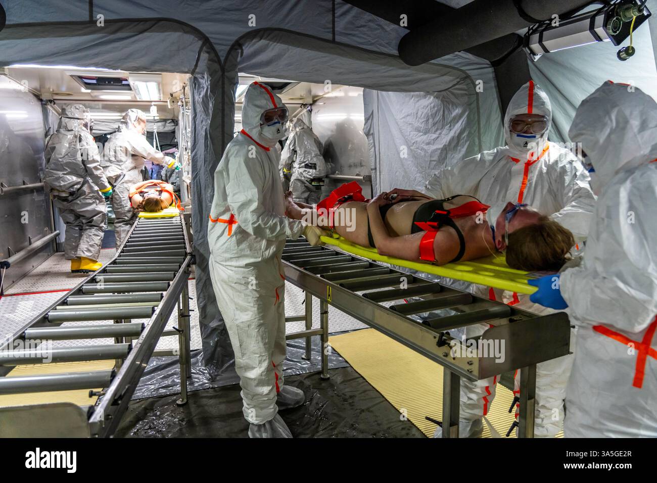 Décontamination des blessés après un accident simulé avec des substances dangereuses. Les sapeurs-pompiers et les organisations d'aide s'exercent à la mise en place et à l'opération Banque D'Images