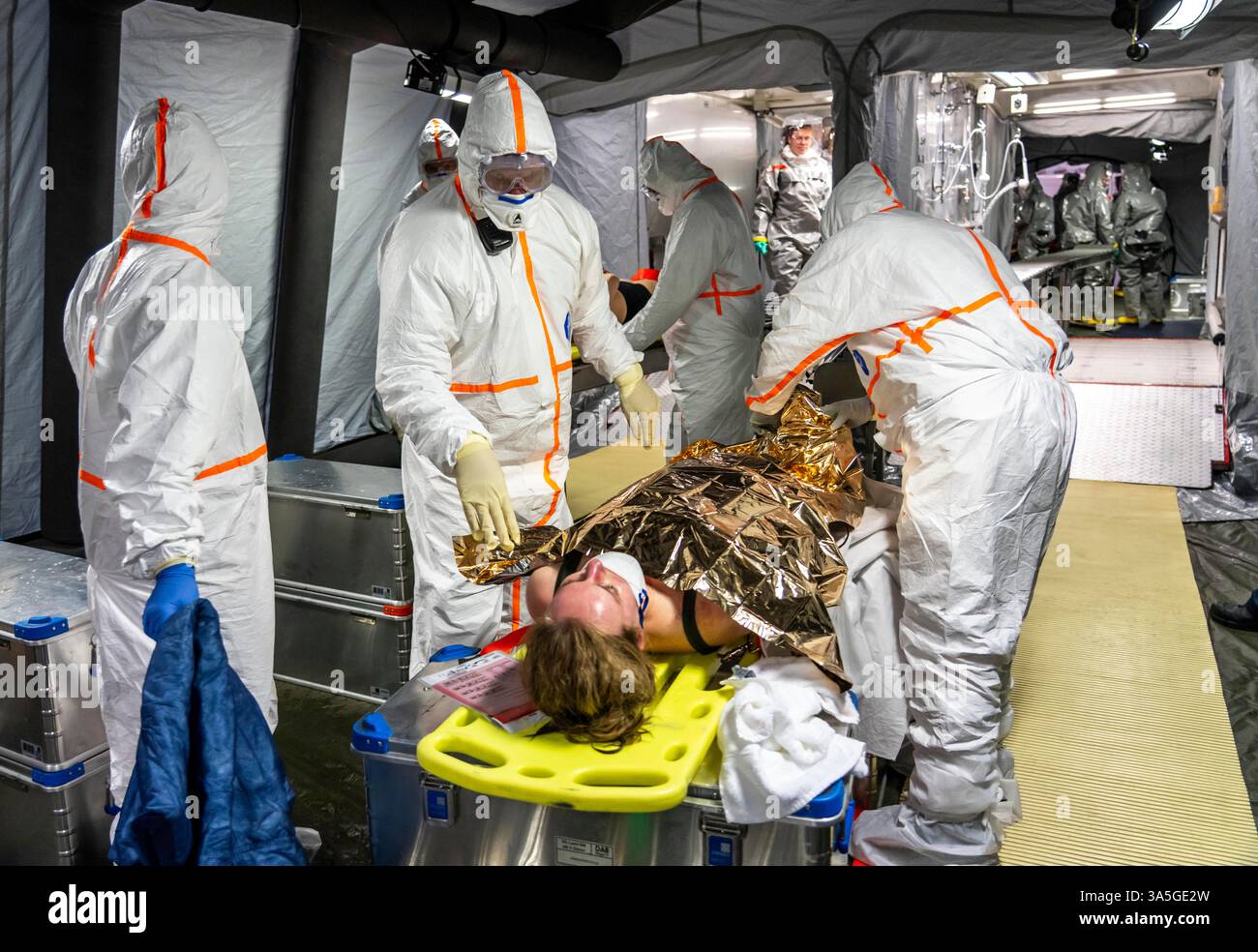 Décontamination des blessés après un accident simulé avec des substances dangereuses. Les sapeurs-pompiers et les organisations d'aide s'exercent à la mise en place et à l'opération Banque D'Images