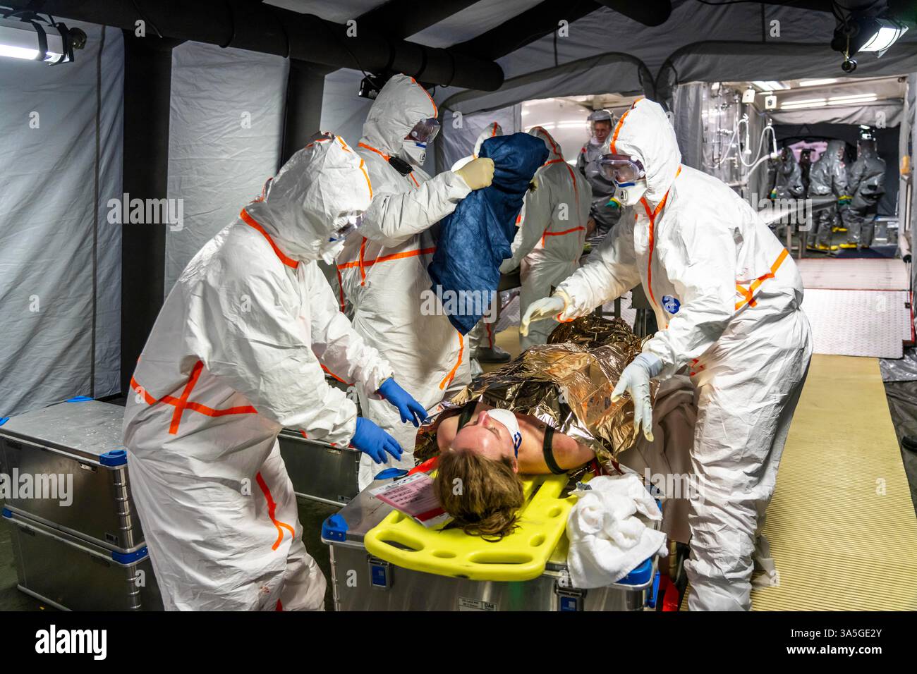 Décontamination des blessés après un accident simulé avec des substances dangereuses. Les sapeurs-pompiers et les organisations d'aide s'exercent à la mise en place et à l'opération Banque D'Images
