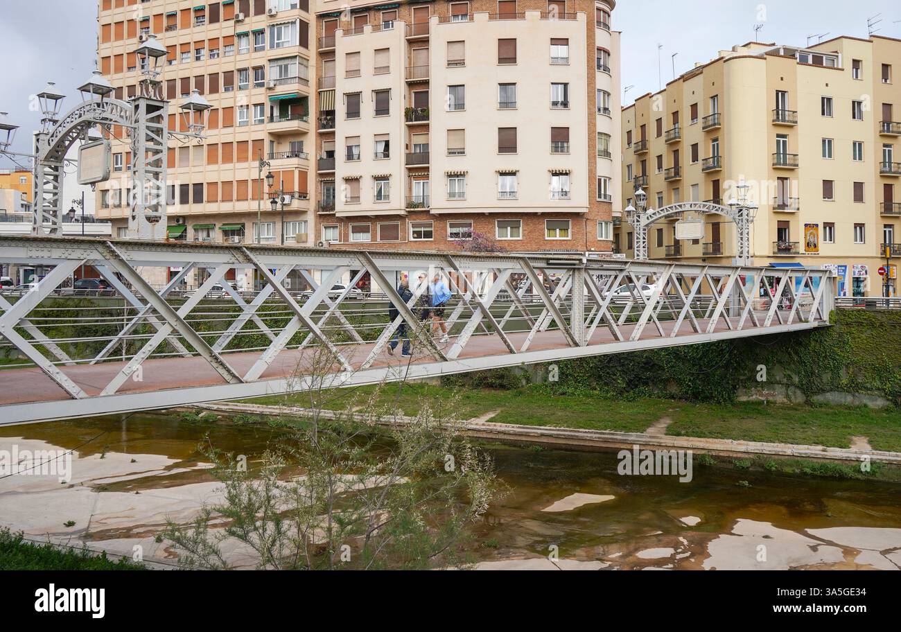 Puente de los Alemanes au centre de la ville de Malaga, traversant la rivière Guadalmedina, Espagne. Banque D'Images