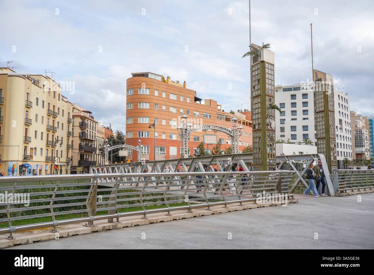 Puente de los Alemanes au centre de la ville de Malaga, traversant la rivière Guadalmedina, Espagne. Banque D'Images