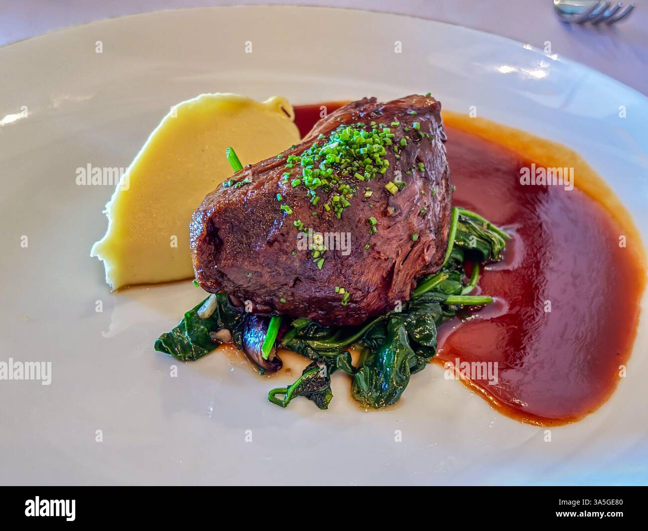 Présentation gastronomique de joue de bœuf wagyu australien, purée, épinards et sauce bordelaise. Une expérience gastronomique à George Town. Banque D'Images