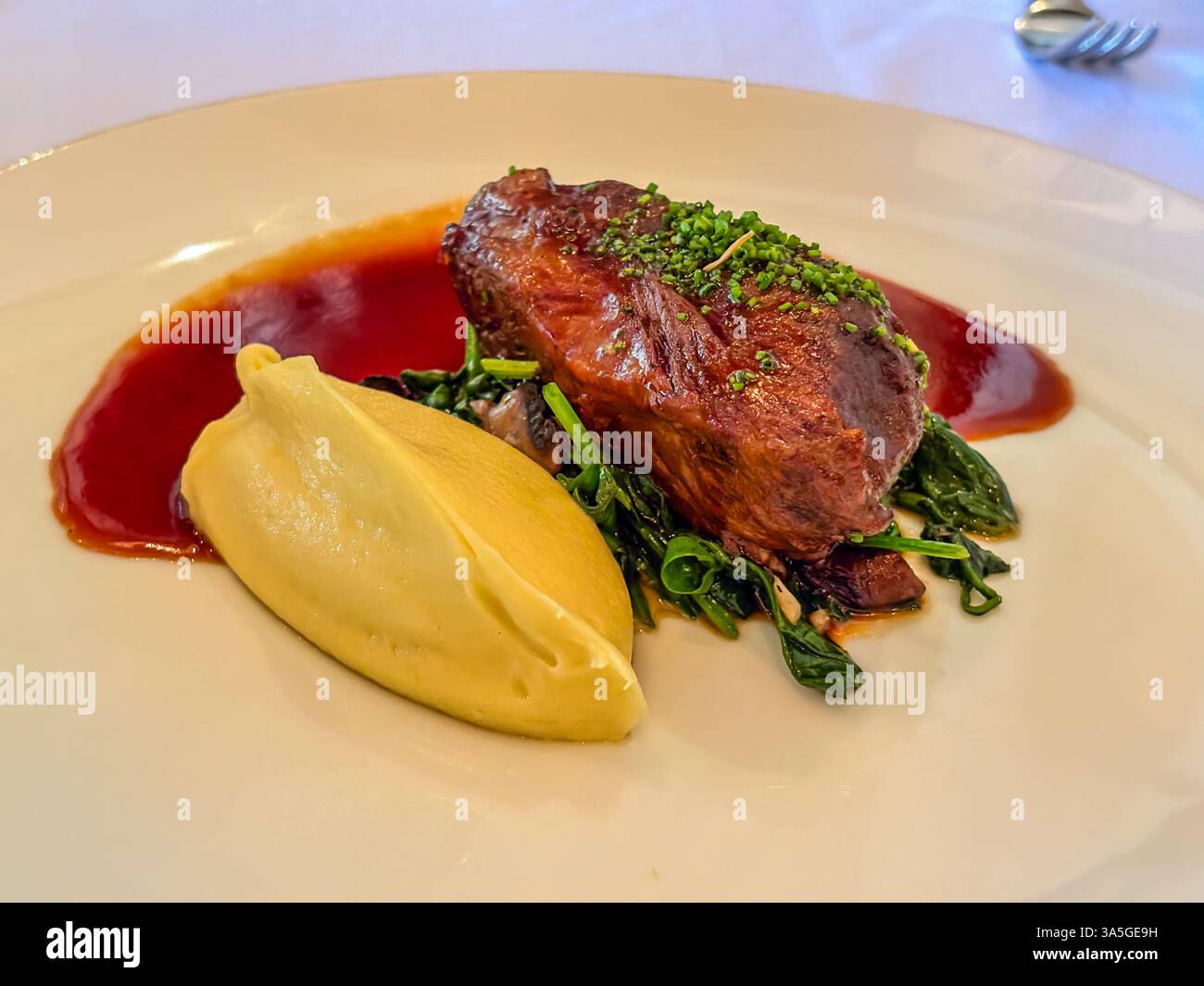 Présentation gastronomique de joue de bœuf wagyu australien, purée, épinards et sauce bordelaise. Une expérience gastronomique à George Town. Banque D'Images