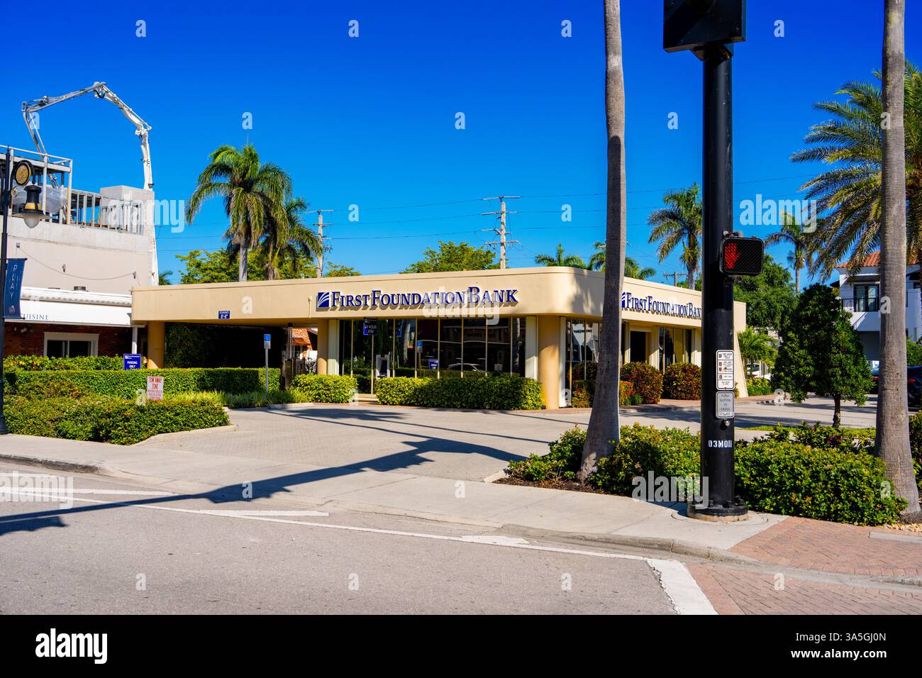 Naples, FL, États-Unis - 19 mars 2025 : First Foundation Bank Naples 5th Avenue Banque D'Images