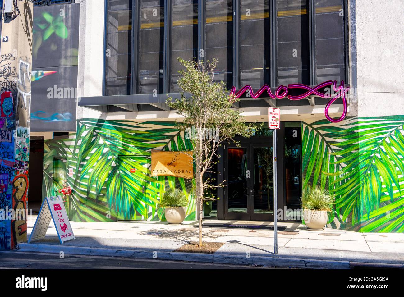 Wynwood Miami, FL, États-Unis - 21 mars 2025 : hôtel 4 étoiles Moxy Miami Wynwood avec vue sur la rue de l'entrée Banque D'Images Wynwood Miami, FL, États-Unis - 21 mars 2025 : hôtel 4 étoiles Moxy Miami Wynwood avec vue sur la rue de l'entrée Banque D'Images