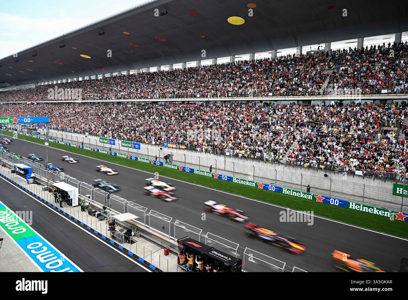 Shanghai. 23 mars 2025. Les spectateurs assistent à la course du Grand Prix de Chine de formule 1 sur le circuit international de Shanghai, dans l'est de la Chine, le 23 mars 2025. Crédit : HE Changshan/Xinhua/Alamy Live News Banque D'Images