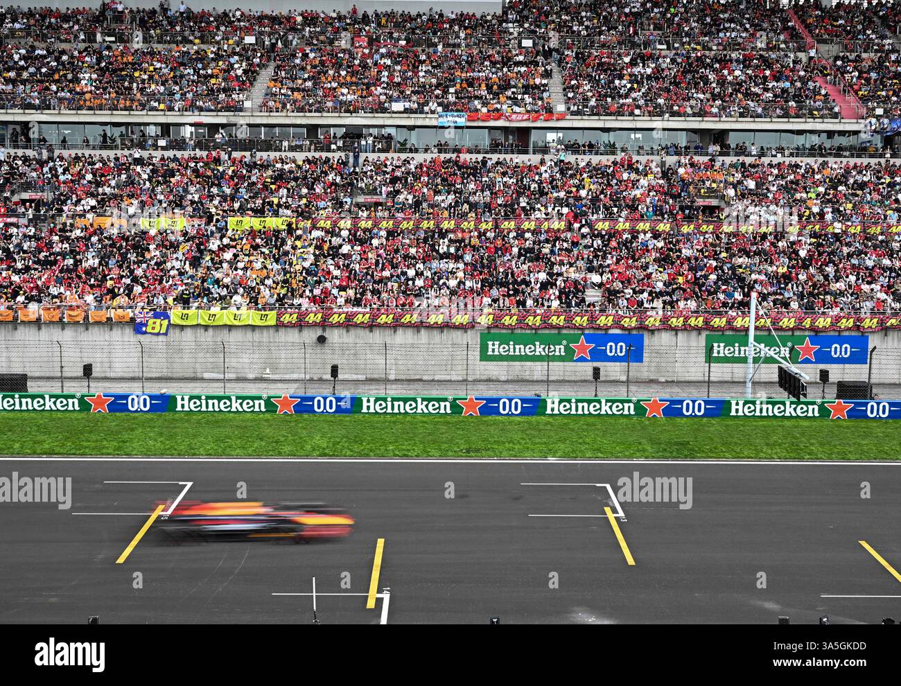 Shanghai. 23 mars 2025. Les spectateurs assistent à la course du Grand Prix de Chine de formule 1 sur le circuit international de Shanghai, dans l'est de la Chine, le 23 mars 2025. Crédit : HE Changshan/Xinhua/Alamy Live News Banque D'Images