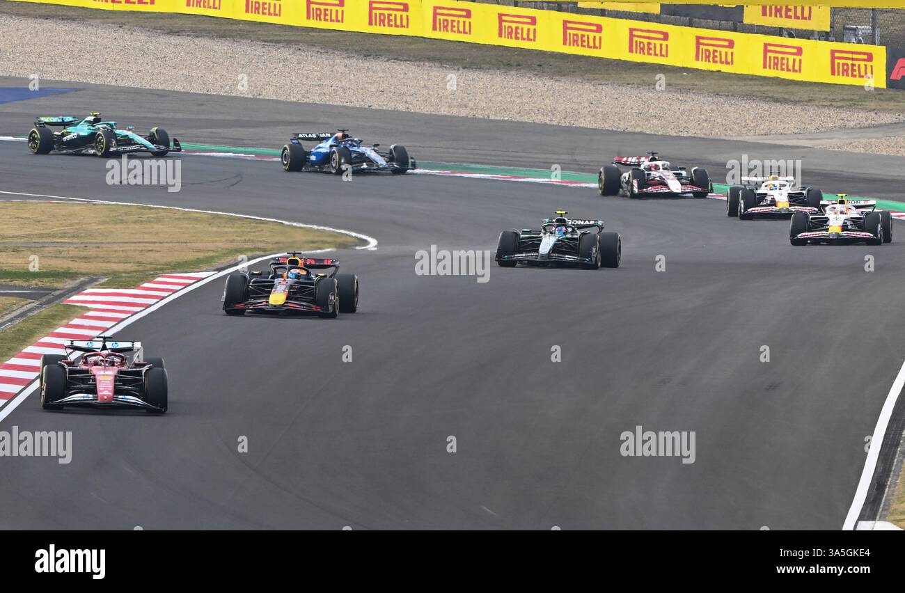 Shanghai. 23 mars 2025. Les pilotes se comeptent lors du Grand Prix de Chine de formule 1 sur le circuit international de Shanghai dans l'est de la Chine, le 23 mars 2025. Crédit : HE Changshan/Xinhua/Alamy Live News Banque D'Images
