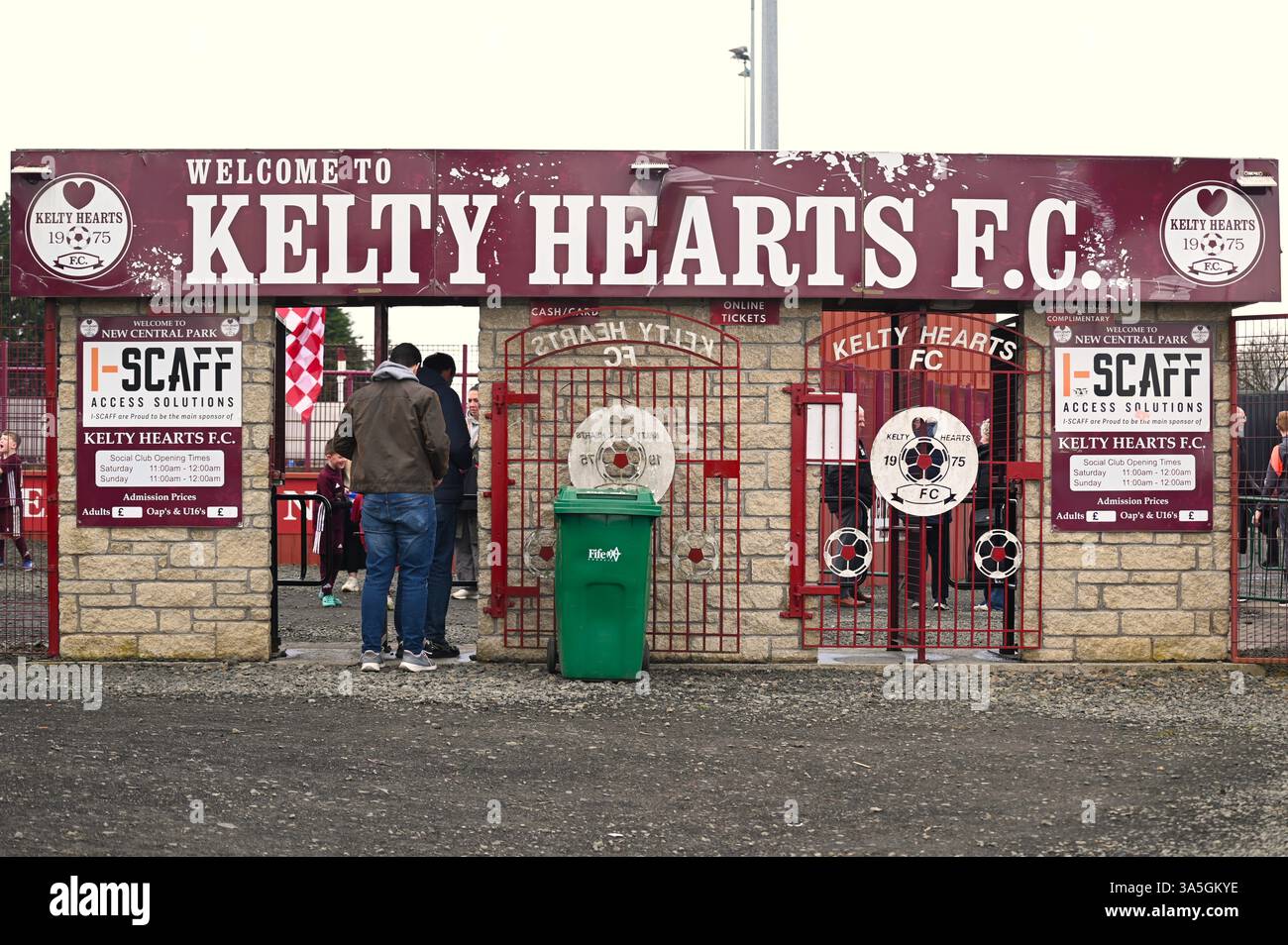 Les supporters pénètrent dans les tourniquets fermés sous une façade altérée à New Central Park, stade du Kelty Hearts FC, équipe de la ligue écossaise de football Banque D'Images