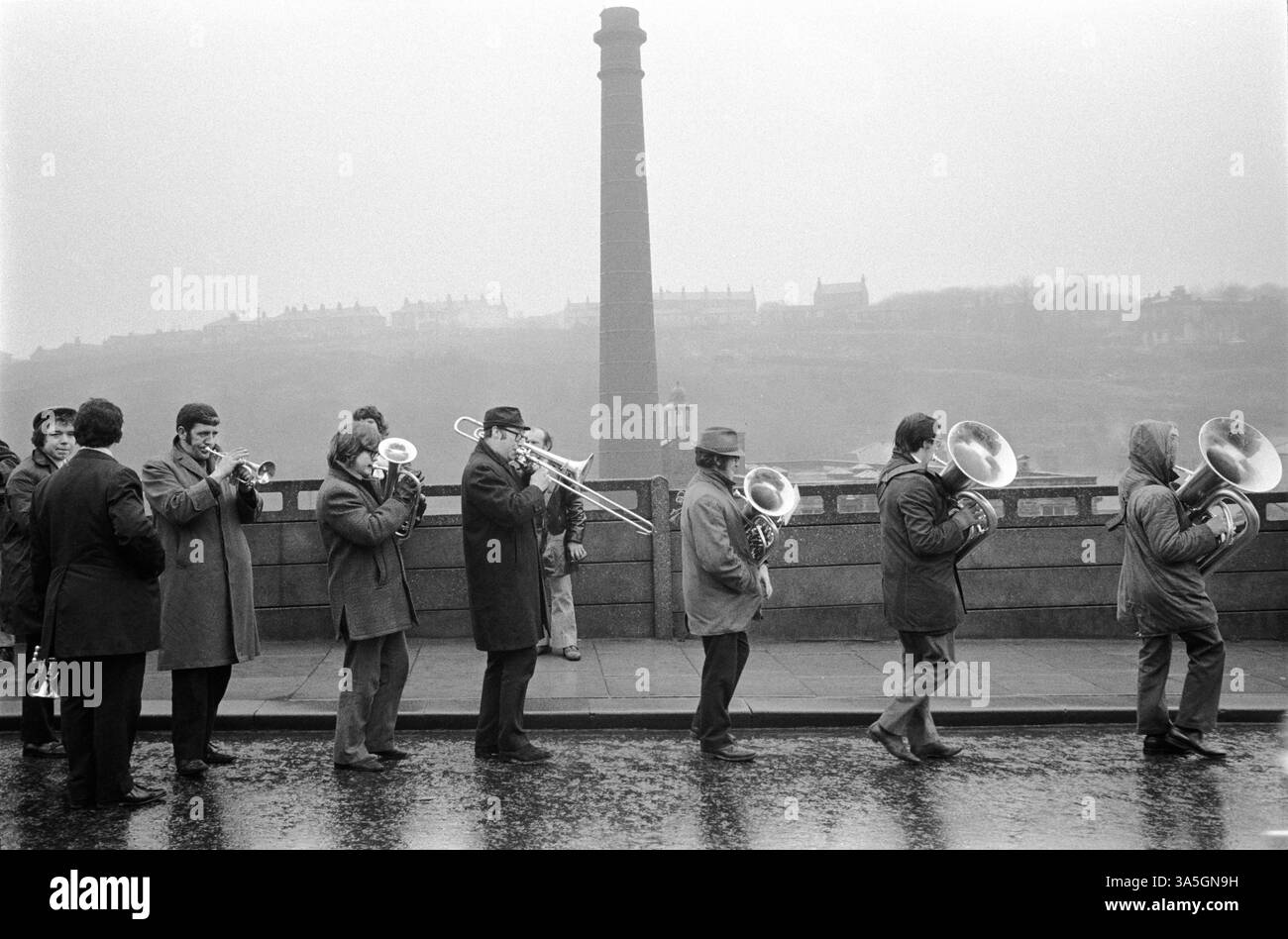 Stacksteads Silver Band, Bacup Lancashire UK 1970s. La bande d'argent traditionnelle du nord de l'Angleterre accompagne les danseurs de noix de coco Bacup lors de leur danse annuelle traditionnelle du samedi de Pâques autour des limites des villes. Angleterre 1972 HOMER SYKES. Banque D'Images