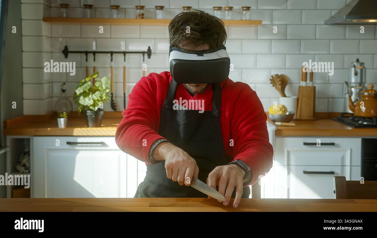 Expérience de cuisine en réalité virtuelle avec un chef bandé à l'aide d'un couteau Banque D'Images