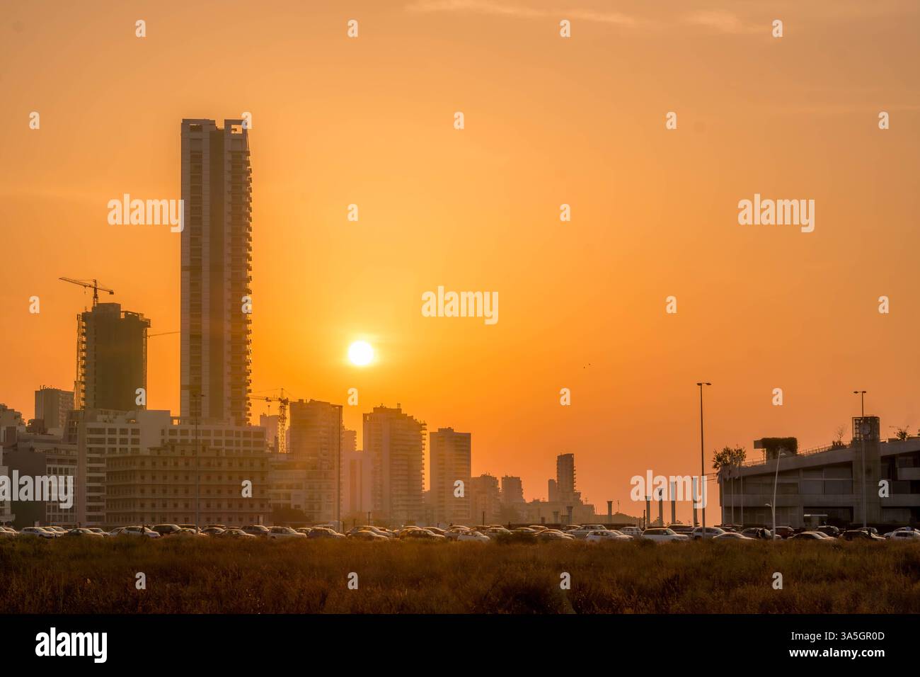Une vue pittoresque sur le coucher du soleil de Beyrouth Corniche, Liban, avec une promenade, un horizon urbain et des couleurs chaudes le soir dans la capitale. Banque D'Images