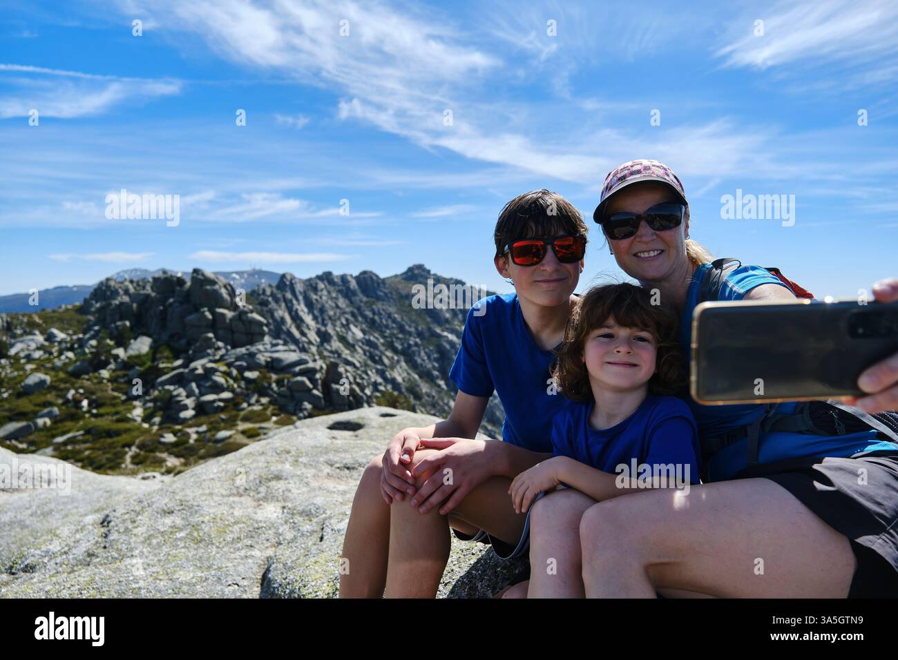 Mère avec ses enfants prenant un selfie dans les montagnes Banque D'Images