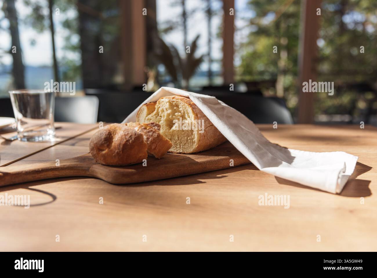 Glamping cabane restaurant avec pain frais sur table dans la forêt. Banque D'Images
