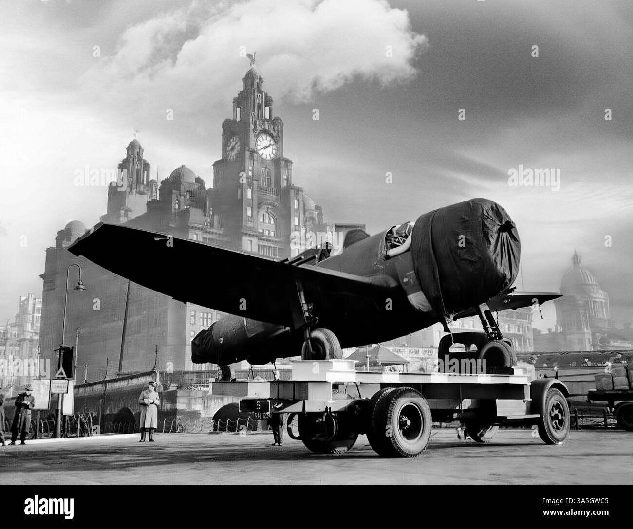 Sous les bâtiments du foie sur le front de mer de Liverpool, un fuselage d'avion récemment arrivé par convoi des États-Unis est sur le point d'être expédié pour assemblage à l'aérodrome de Burtonwood en vue de la seconde Guerre mondiale. Banque D'Images
