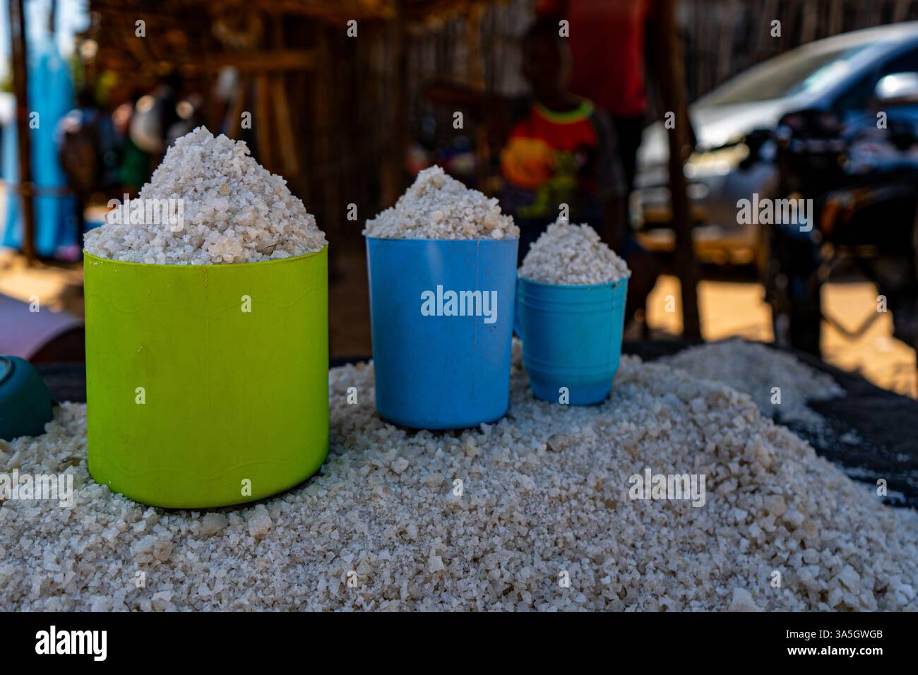 Sel vendu dans des gobelets en plastique réutilisés au marché extérieur – TETE, Mozambique Banque D'Images